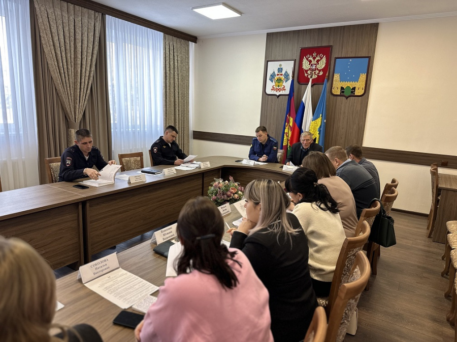 Сотрудники Госавтоинспекции Староминского района приняли участие в очередной комиссии по безопасности дорожного движения