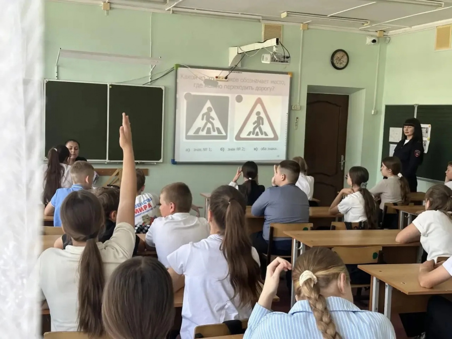 Сотрудниками Госавтоинспекции Староминского района проводятся «Безопасные пятиминутки» Сотрудниками Госавтоинспекции Староминского района проводятся «Безопасные пятиминутки»