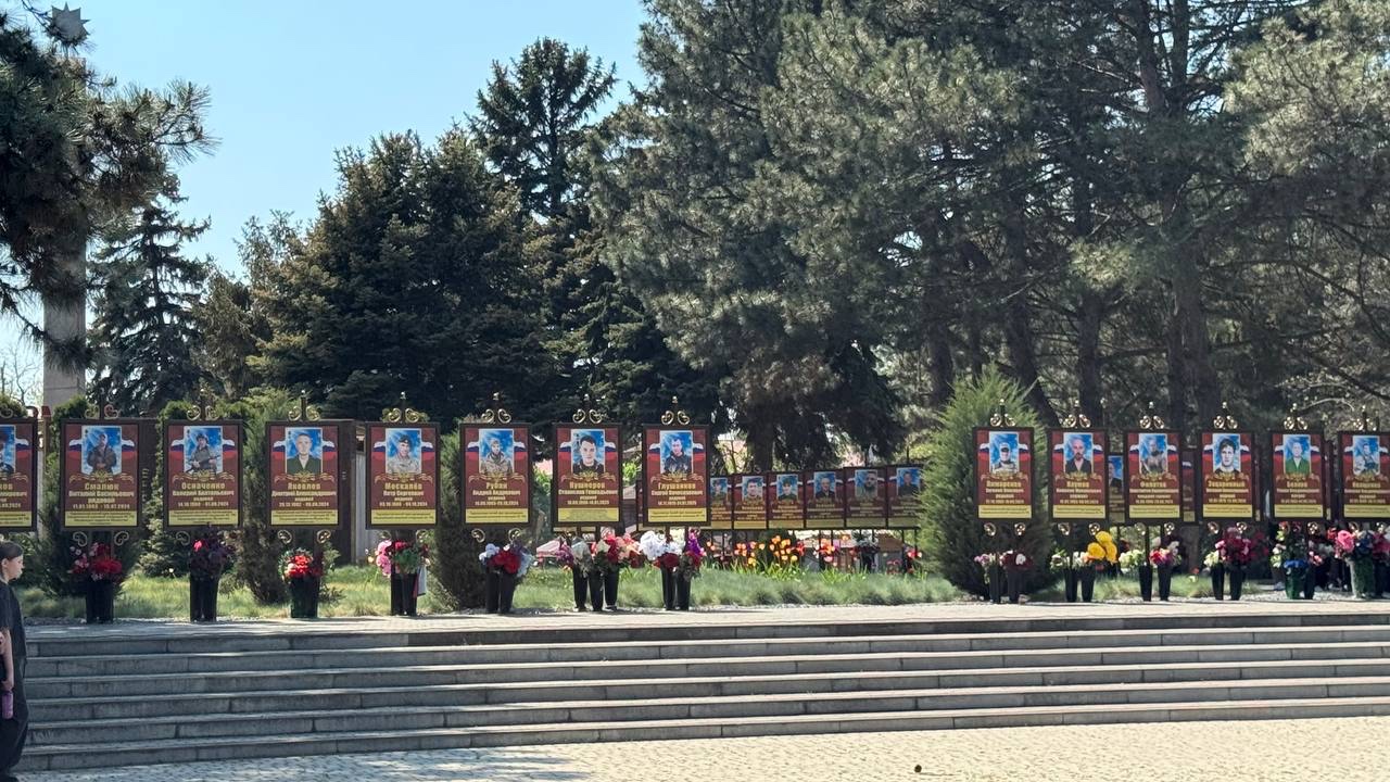 В преддверии 81-ой годовщины Дня Победы советского народа над немецко-фашистскими захватчиками, сегодня, 8 мая, члены территориальной избирательной комиссии Староминская приняли участие в траурно-мемориальном мероприятии открытие памятных плит «Аллея Слав
