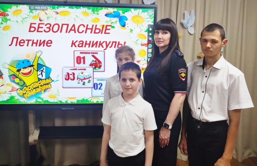 Сотрудники Госавтоинспекции Староминского района проводят профилактические беседы по правилам дорожной безопасности со школьниками