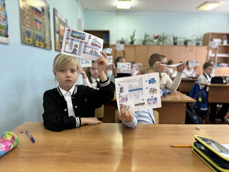 Госавтоинспекторы Староминского района провели викторину по правилам дорожного движения с обучающимися младших классов школы №1 