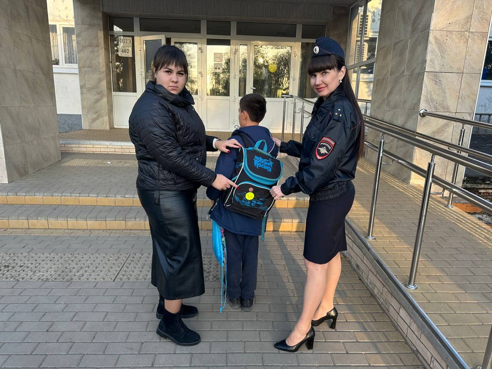Сотрудники Госавтоинспекции Староминского района совместно с «родительский патрулём» проверили наличие светоотражателей у школьников