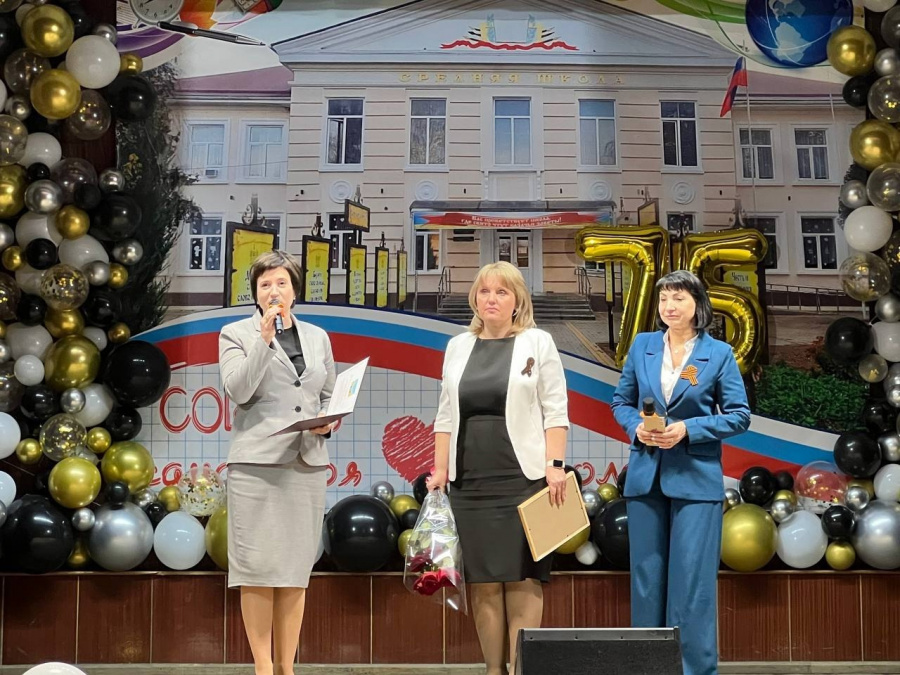 Сегодня в школе № 5прошел праздничный концерт, посвященный юбилею школы.