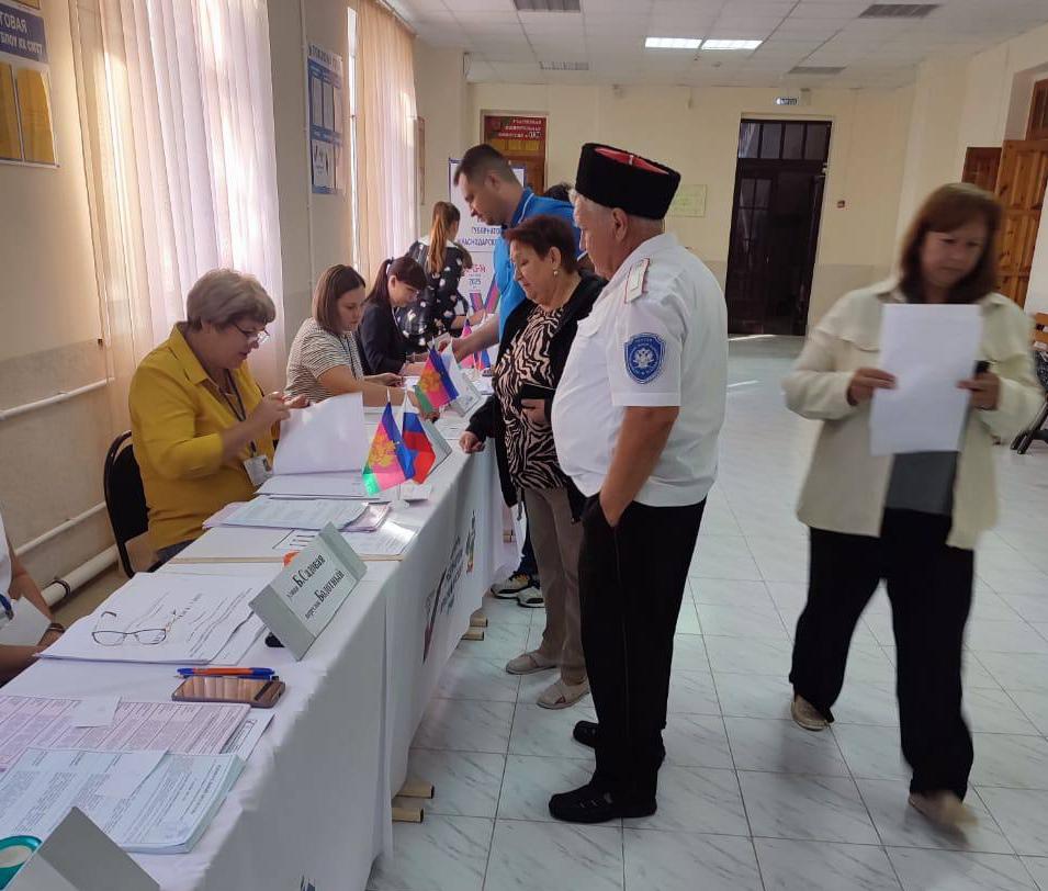 Избирательные участки Староминского района открылись под гимны России и Кубани!