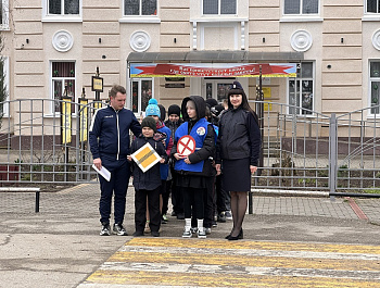 Сотрудники Госавтоинспекции Староминского района совместно с отрядом ЮИД средней школы №5 поселка Рассвет и общественниками провели акцию «Шагающий автобус»