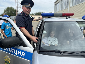 Сотрудники Госавтоинспекции Староминского района совместно с педагогами провели День безопасности в летнем лагере средней школы №1