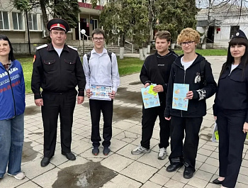 Госавтоинспекторы Староминского района совместно с общественниками проводят беседы с несовершеннолетними участниками дорожного движения