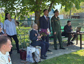 Решетняк Семён Васильевич — единственный участник Великой Отечественной войны, оставшийся в Староминском районе, — принял поздравления с Днем Великой Победы