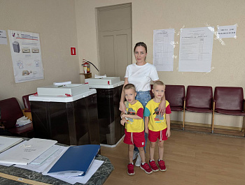Дети Староминского района вместе с родителями участвуют в голосовании на избирательных участках