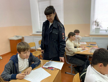 Сотрудники Госавтоинспекции и старшеклассники школы №4 провели мероприятие в начальных классах