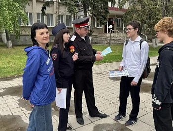 Госавтоинспекторы Староминского района совместно с общественниками проводят беседы с несовершеннолетними участниками дорожного движения