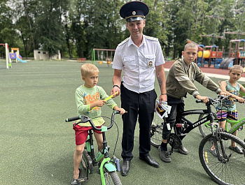 Сотрудники Госавтоинспекции Староминского района напомнили несовершеннолетним велосипедистам о соблюдении правил дорожного движения.