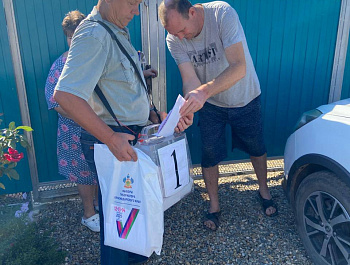 Члены избирательных комиссий Староминского района в течение всего первого дня голосования обеспечивают голосование избирателей, подавших заявления о предоставлении возможности проголосовать на дому.