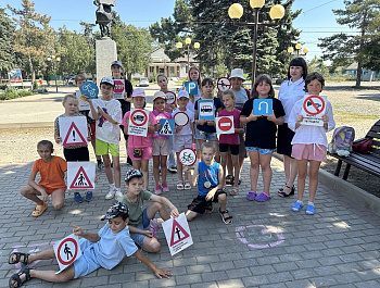 В  период летних каникул сотрудники Госавтоинспекции Староминского района проводят занятия по правилам дорожной безопасности в лагерях дневного пребывания