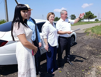 Сегодня в нашем районе с рабочим визитом были  заместитель директора агентства по привлечению инвестиций Краснодарского края Камила Купцова и заместитель директора по сопровождению инвестпроектов Григорий Чернов.