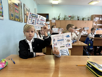 Госавтоинспекторы Староминского района провели викторину по правилам дорожного движения с обучающимися младших классов школы №1 
