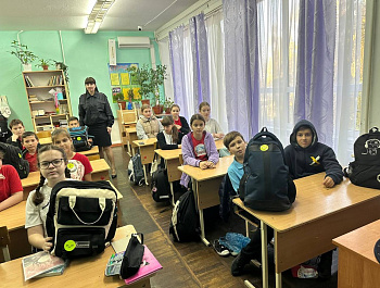 Сотрудники Госавтоинспекции Староминского района совместно с «родительский патрулём» проверили наличие светоотражателей у школьников