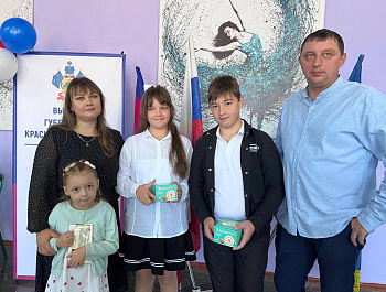 Дети Староминского района вместе с родителями участвуют в голосовании на избирательных участках