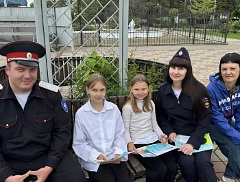Госавтоинспекторы Староминского района совместно с общественниками проводят беседы с несовершеннолетними участниками дорожного движения