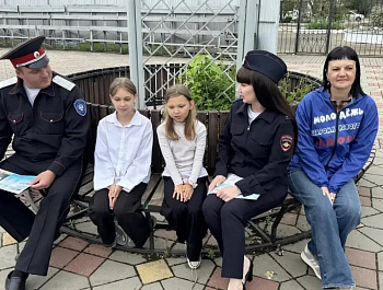 Госавтоинспекторы Староминского района совместно с общественниками проводят беседы с несовершеннолетними участниками дорожного движения