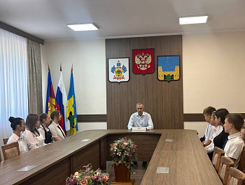 В районе талантливые школьники получили стипендии главы