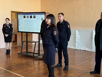 Сотрудники Госавтоинспекции Староминского района совместно с начальником ОПДН и общественниками провели профилактическое мероприятие со старшеклассниками