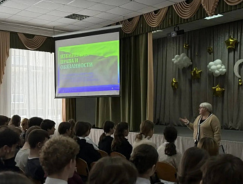 Председатель ТИК Староминская Кузьменко Светлана Анатольевна встретилась с учащимися 10 и 11 классов МБОУ СОШ 1 им. И.Ф. Вараввы. В рамках мероприятия были вручены грамоты победителям муниципального и краевого этапа Всероссийской олимпиады по избирательно