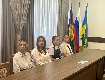 В районе талантливые школьники получили стипендии главы