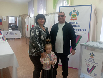Дети Староминского района вместе с родителями участвуют в голосовании на избирательных участках