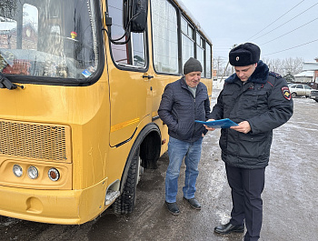 Сотрудники Госавтоинспекции Староминского района провели рабочую встречу с водителями автобусов, перевозящих детей