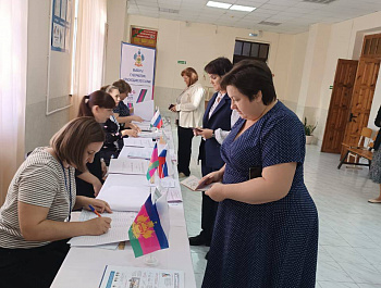 Избирательные участки Староминского района открылись под гимны России и Кубани!