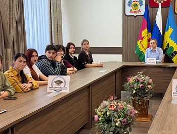 В Молодежной школе правовой и политической культуры проходят лекционные занятия