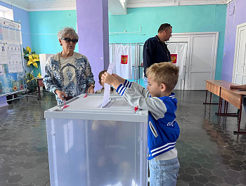 Дети Староминского района вместе с родителями участвуют в голосовании на избирательных участках