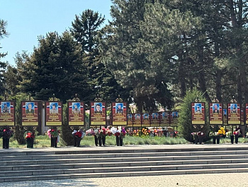 В преддверии 81-ой годовщины Дня Победы советского народа над немецко-фашистскими захватчиками, сегодня, 8 мая, члены территориальной избирательной комиссии Староминская приняли участие в траурно-мемориальном мероприятии открытие памятных плит «Аллея Слав