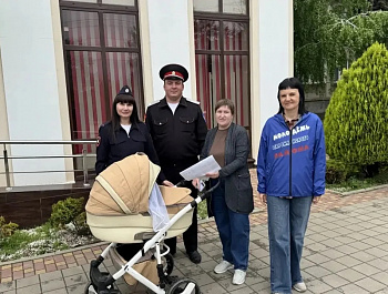 Госавтоинспекторы Староминского района совместно с общественниками проводят беседы с несовершеннолетними участниками дорожного движения