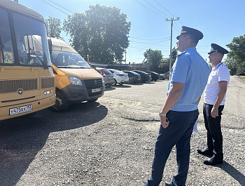 Сотрудники Госавтоинспекции Староминского района совместно с сотрудниками прокуратуры проверили техническое состояние школьных автобусов