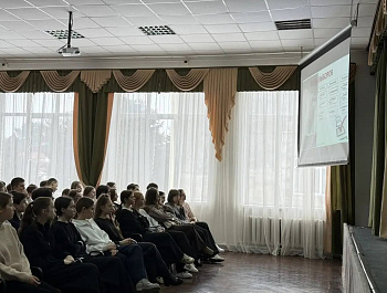 Председатель ТИК Староминская Кузьменко Светлана Анатольевна встретилась с учащимися 10 и 11 классов МБОУ СОШ 1 им. И.Ф. Вараввы. В рамках мероприятия были вручены грамоты победителям муниципального и краевого этапа Всероссийской олимпиады по избирательно