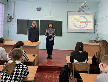 Председатель ТИК Староминская провела урок в СОШ №4 на тему: «Избирательное право: история и современность»