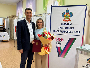В Староминском районе доброй традицией во время выборов на избирательных участках стало поздравление именинников