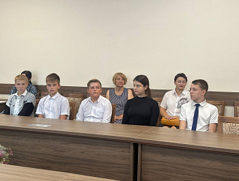 В районе талантливые школьники получили стипендии главы