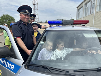 Сотрудники Госавтоинспекции Староминского района совместно с педагогами провели День безопасности в летнем лагере средней школы №1