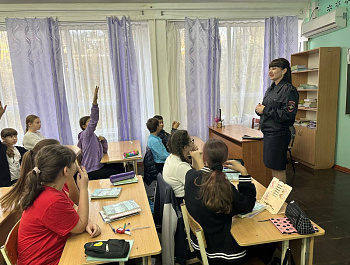 Сотрудники Госавтоинспекции Староминского района совместно с «родительский патрулём» проверили наличие светоотражателей у школьников