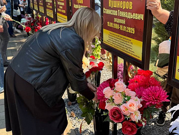 В преддверии 81-ой годовщины Дня Победы советского народа над немецко-фашистскими захватчиками, сегодня, 8 мая, члены территориальной избирательной комиссии Староминская приняли участие в траурно-мемориальном мероприятии открытие памятных плит «Аллея Слав