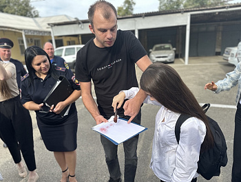 Полицейские Староминского района организовали для старшеклассников средней школы №1 станицы Староминской экскурсию в Отдел полиции