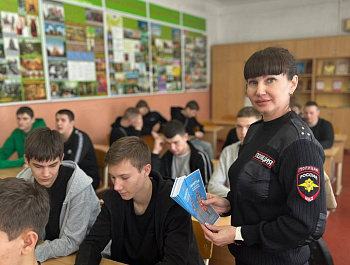Сотрудниками Госавтоинспекции Староминского района совместно с сотрудником наркоконтроля проведено профилактическое занятие со студентами техникума