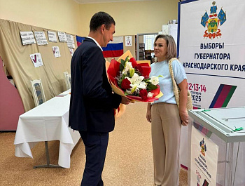В Староминском районе доброй традицией во время выборов на избирательных участках стало поздравление именинников