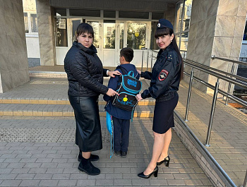 Сотрудники Госавтоинспекции Староминского района совместно с «родительский патрулём» проверили наличие светоотражателей у школьников