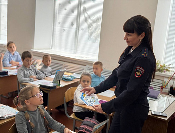 Сотрудниками Госавтоинспекции Староминского района проводятся «Безопасные пятиминутки»