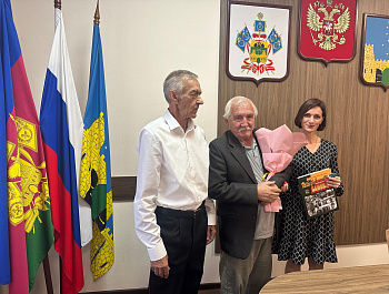 Поздравили ветеранов-бамовцев с 50-летием начала полномасштабного строительства Байкало-Амурской магистрали.