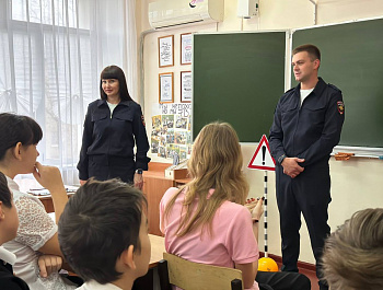 Сотрудники Госавтоинспекции Староминского района проводят день правовой помощи с учащимися школ